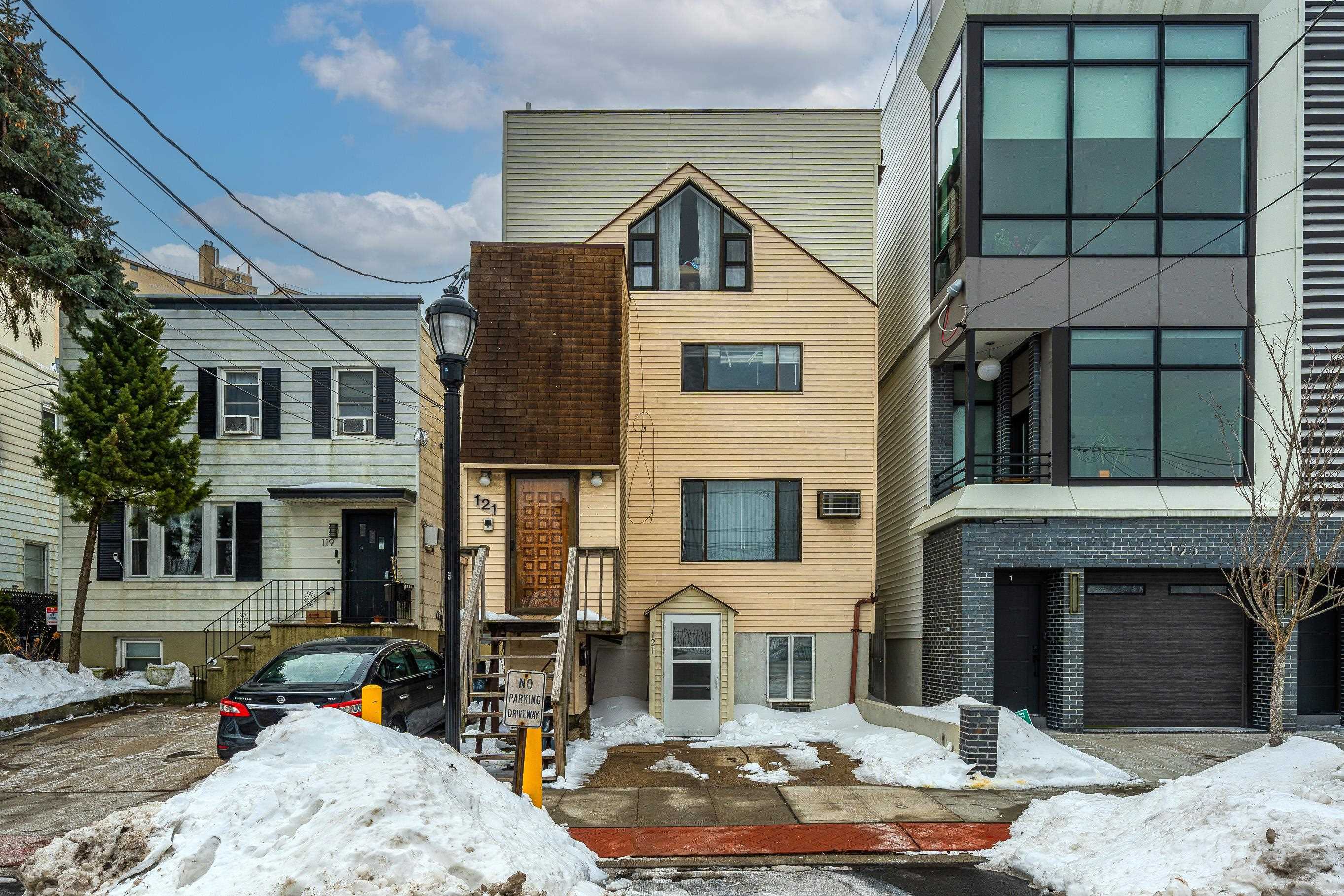 121 20TH ST - Photo 1