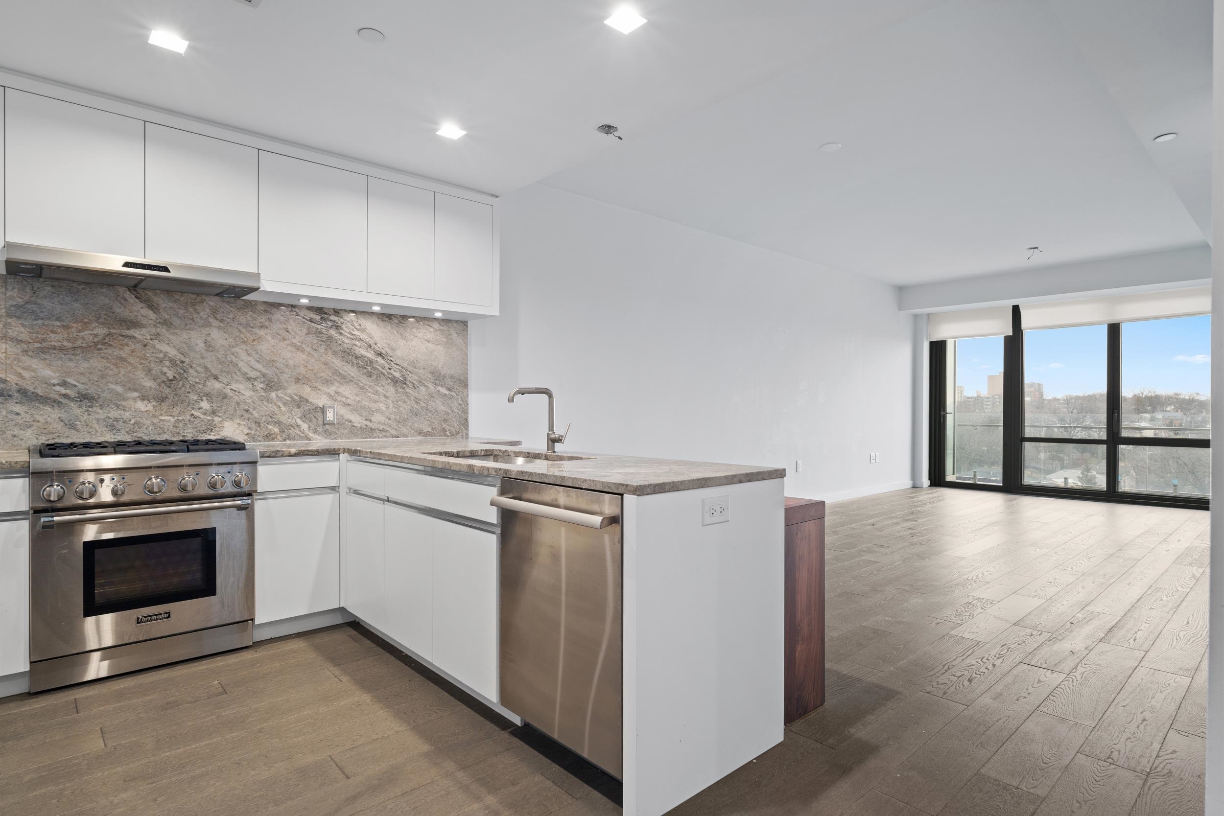 320 ADOLPHUS AVE - Photo 2