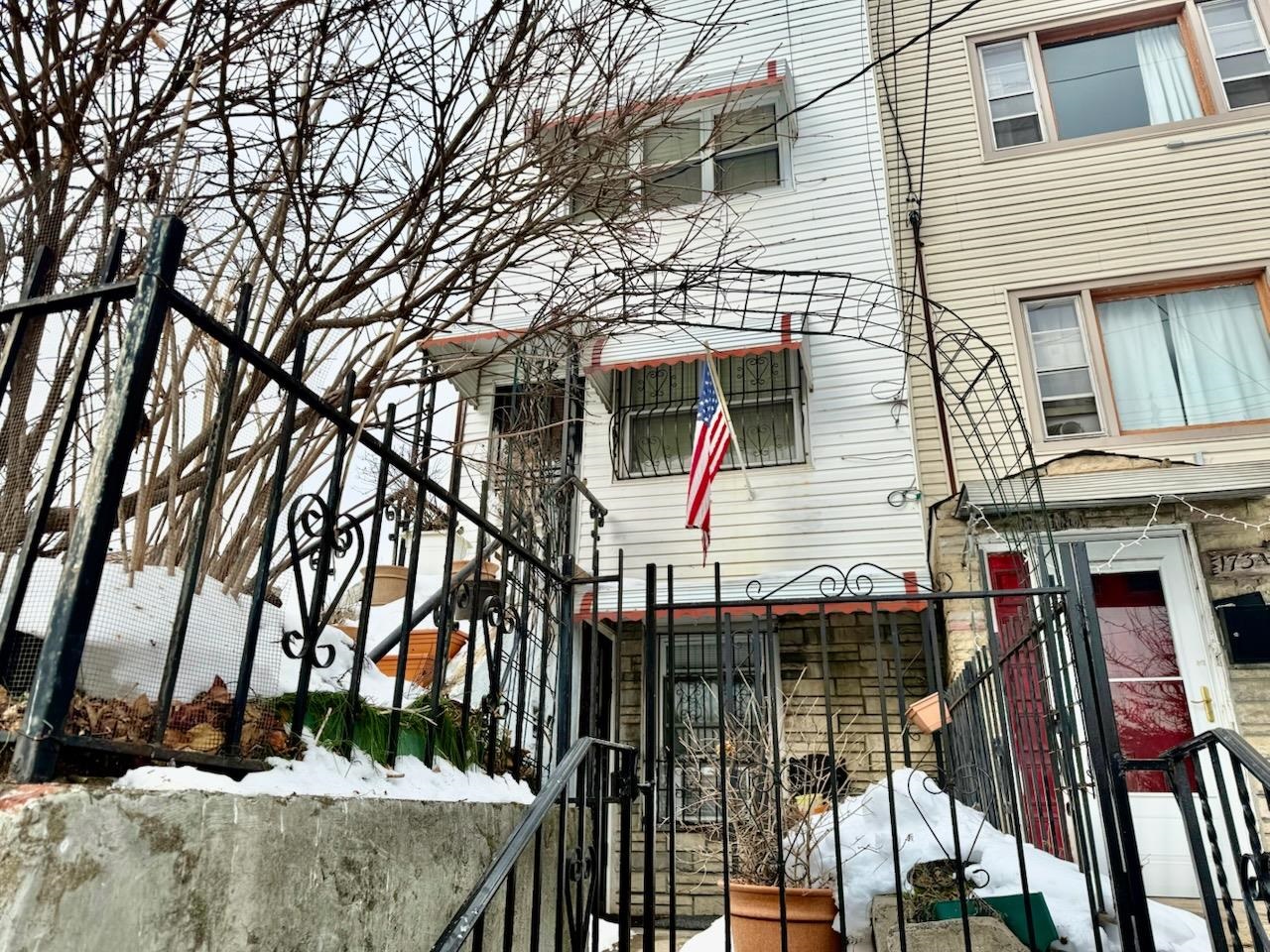 173 BALDWIN AVE - Photo 1