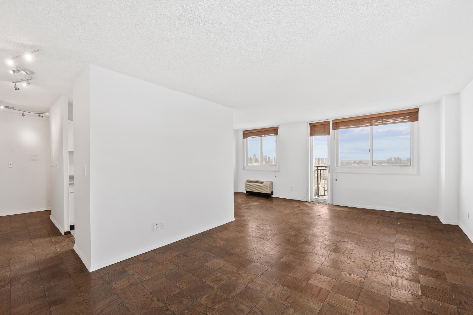 100 MANHATTAN AVE - Photo 2