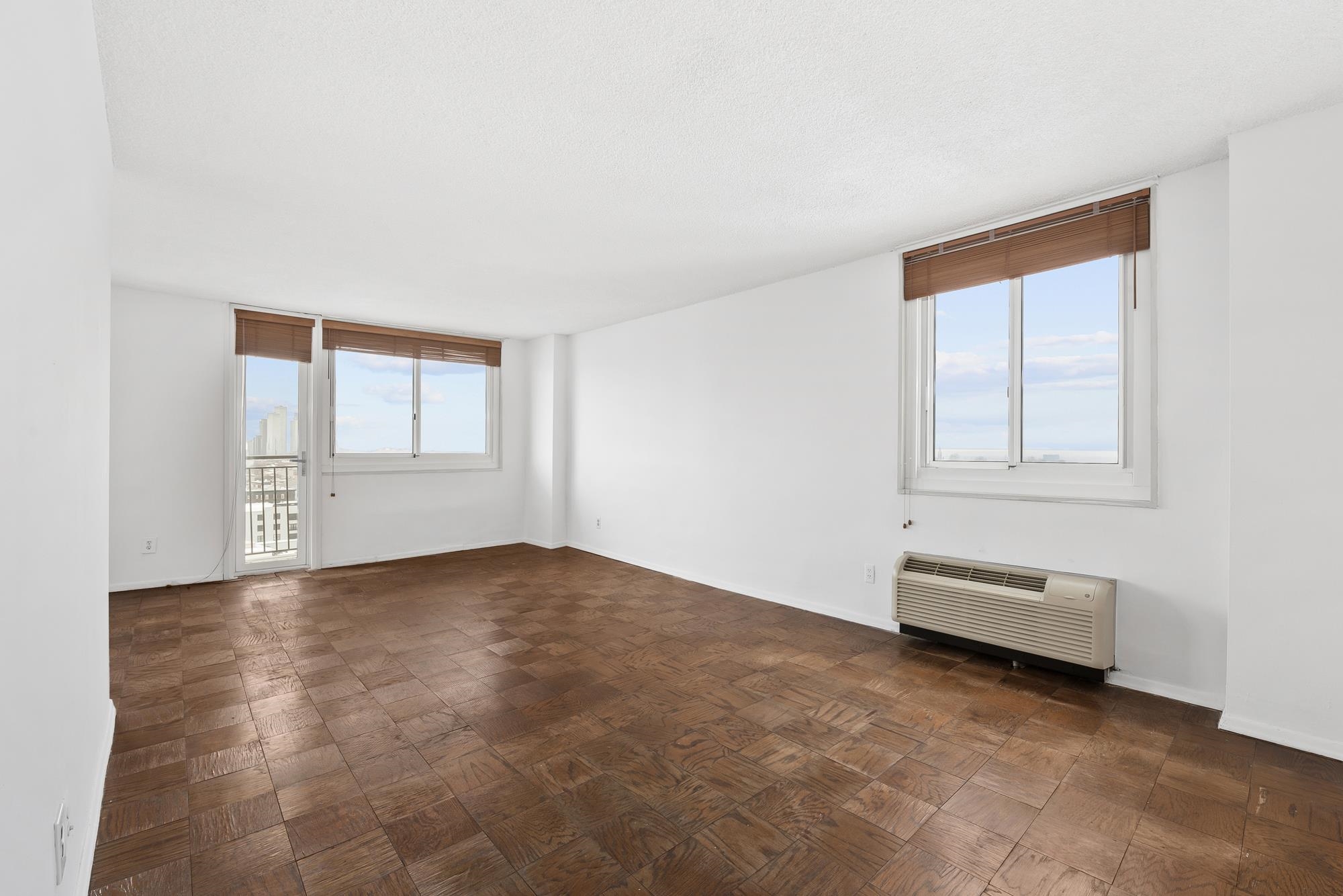 100 MANHATTAN AVE - Photo 3