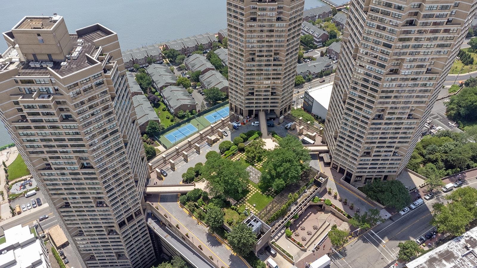 7004 BLVD EAST - Photo 2