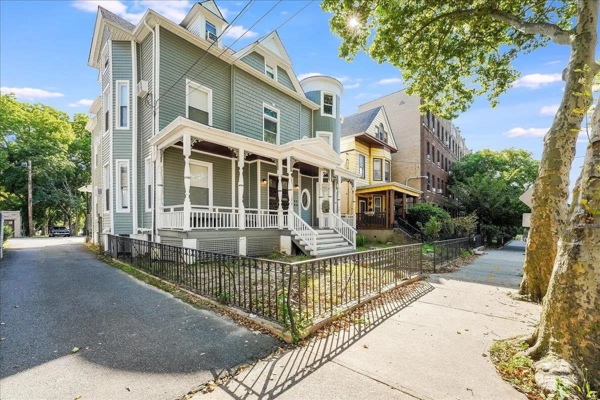 486 BRAMHALL AVE - Photo 2