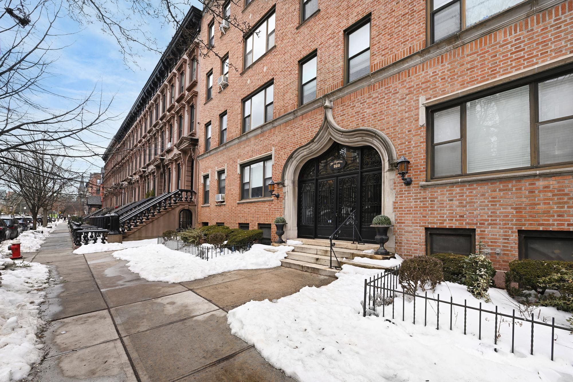 920 HUDSON ST - Photo 1