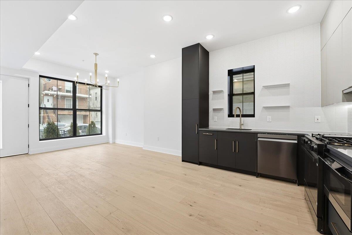 15 MANHATTAN AVE - Photo 4