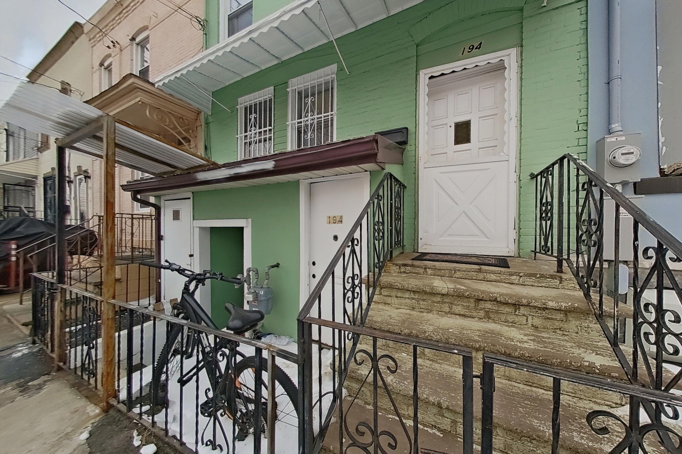 194 ASTOR ST - Photo 2