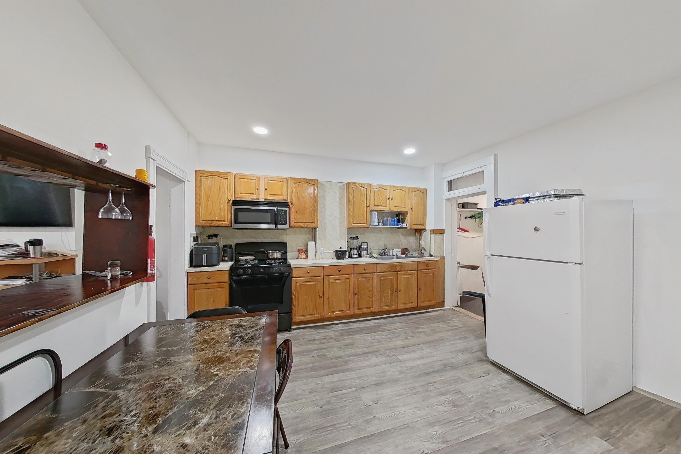 194 ASTOR ST - Photo 3