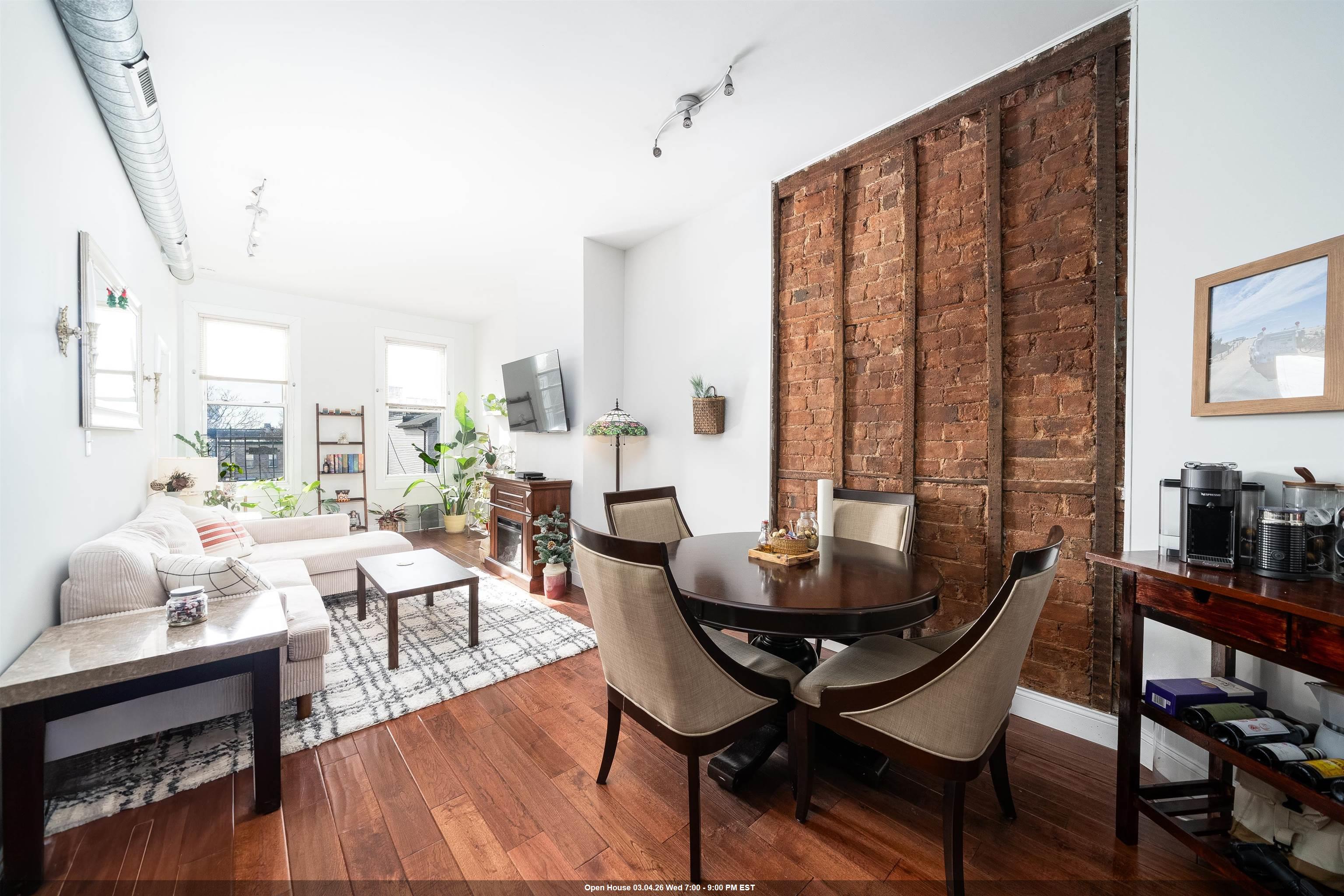 245 GRIFFITH ST - Photo 1