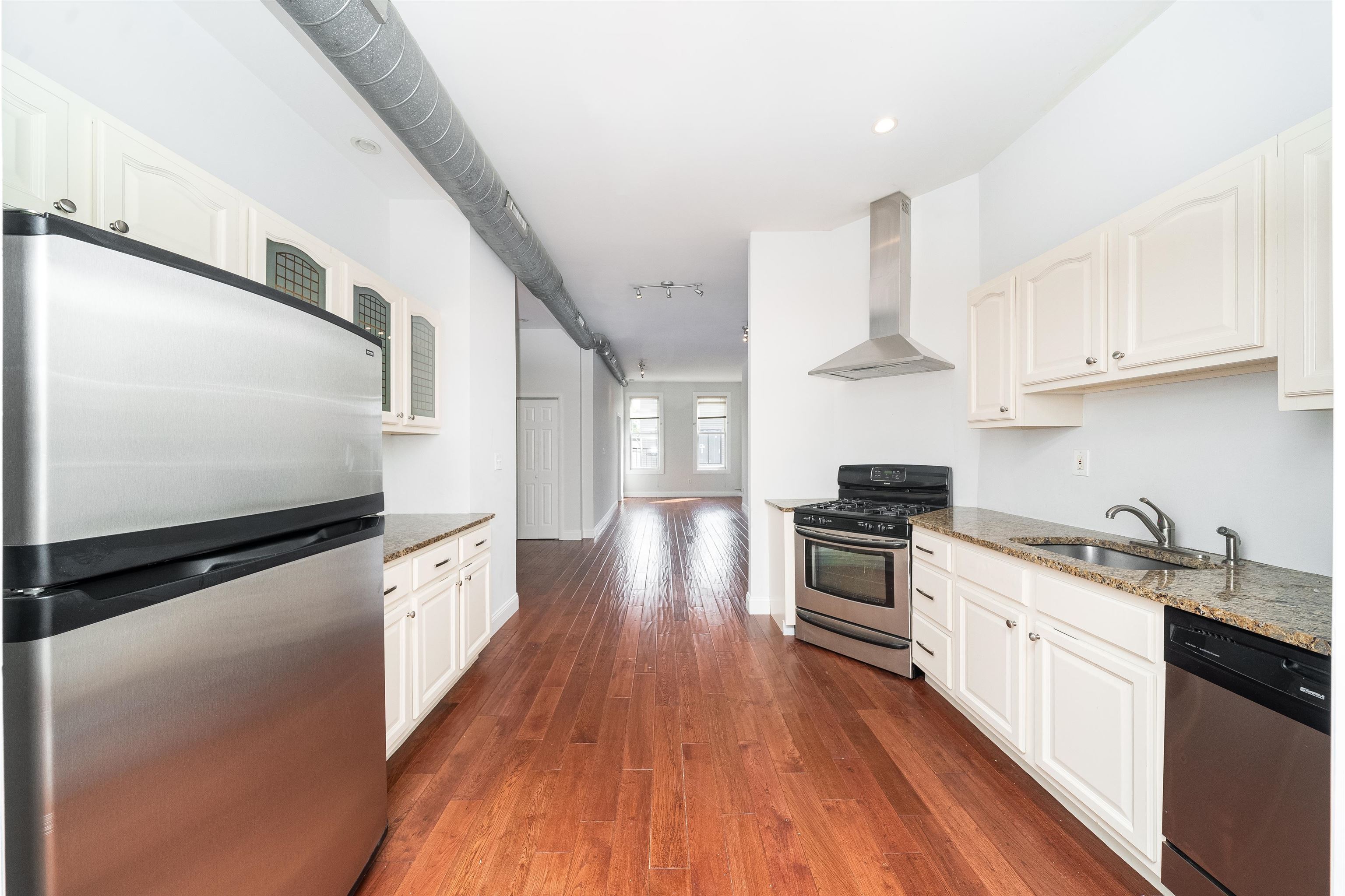 245 GRIFFITH ST - Photo 5