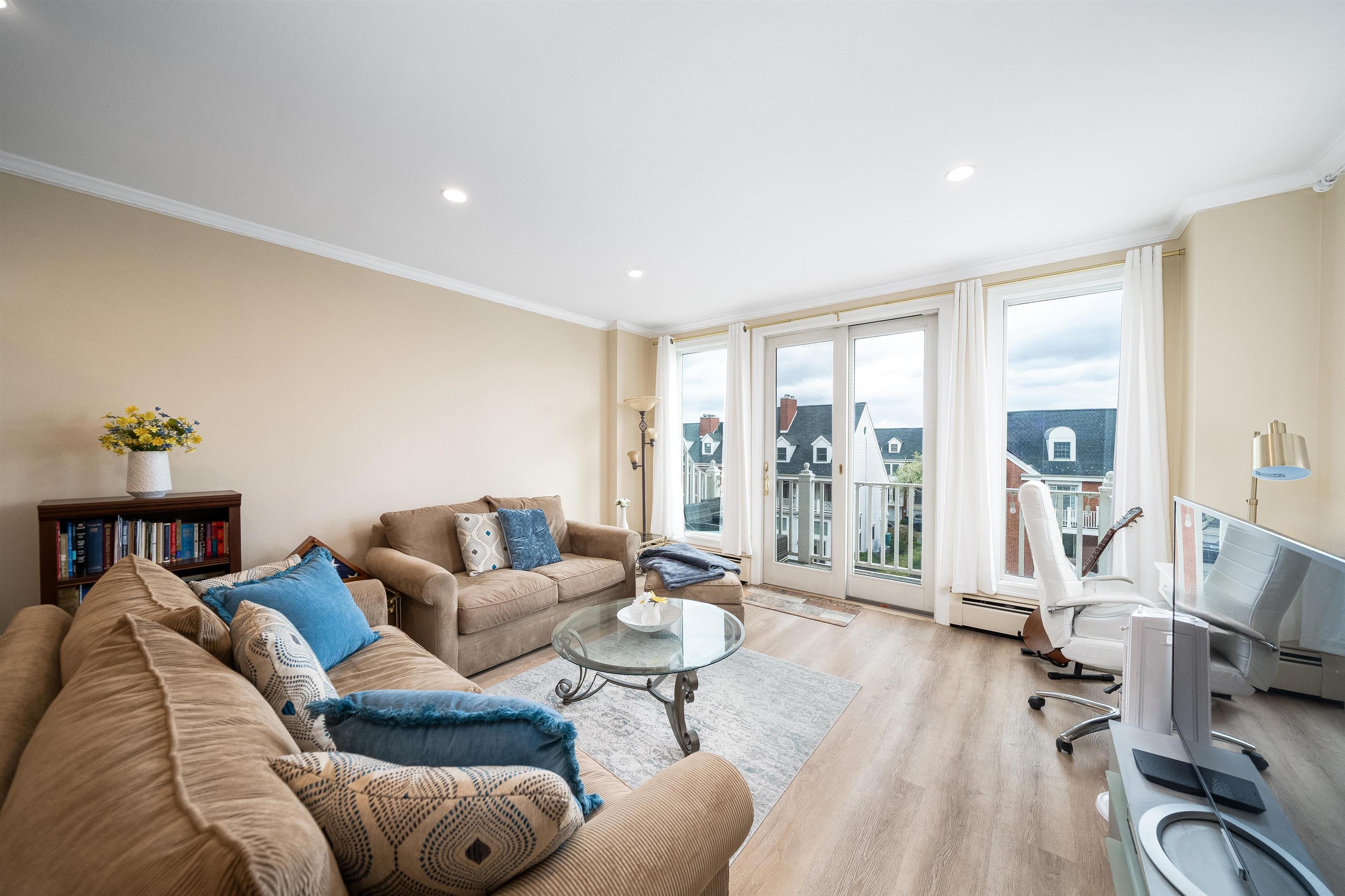 201 SHEARWATER CT WEST #33