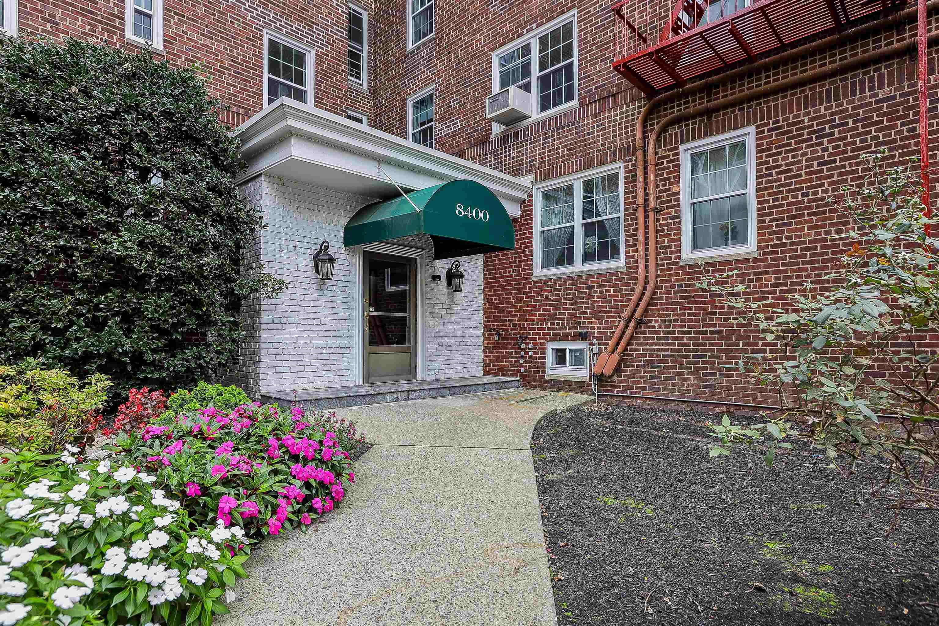 8400 BLVD EAST - Photo 4