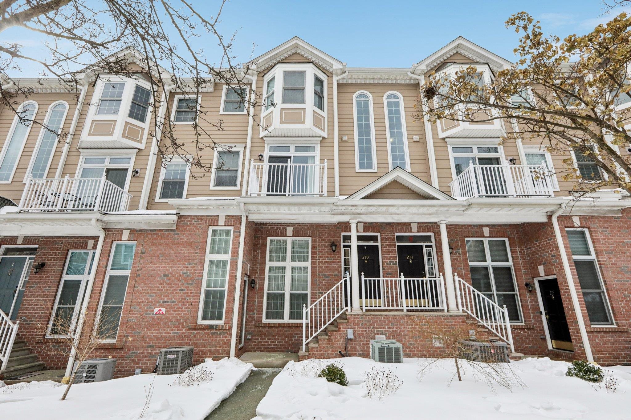 273 ROSLYN CT - Photo 2