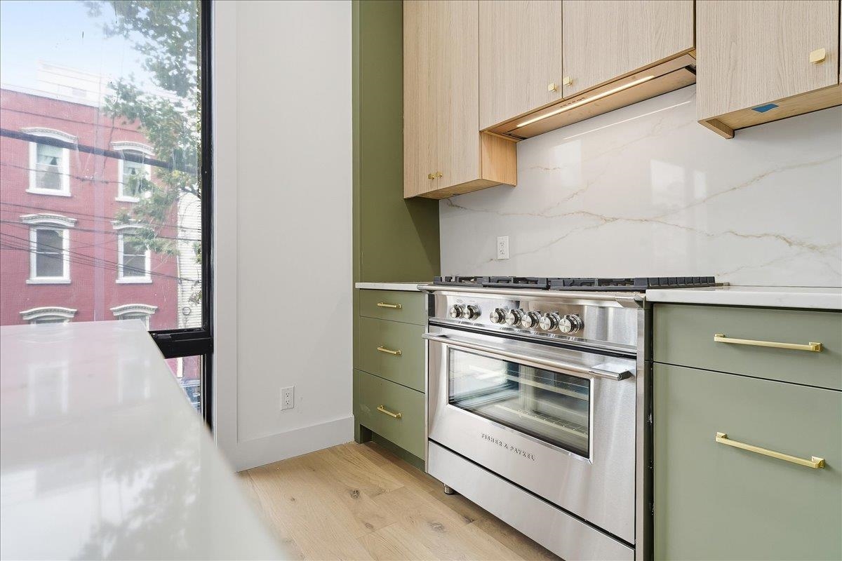 100 WEBSTER AVE - Photo 4