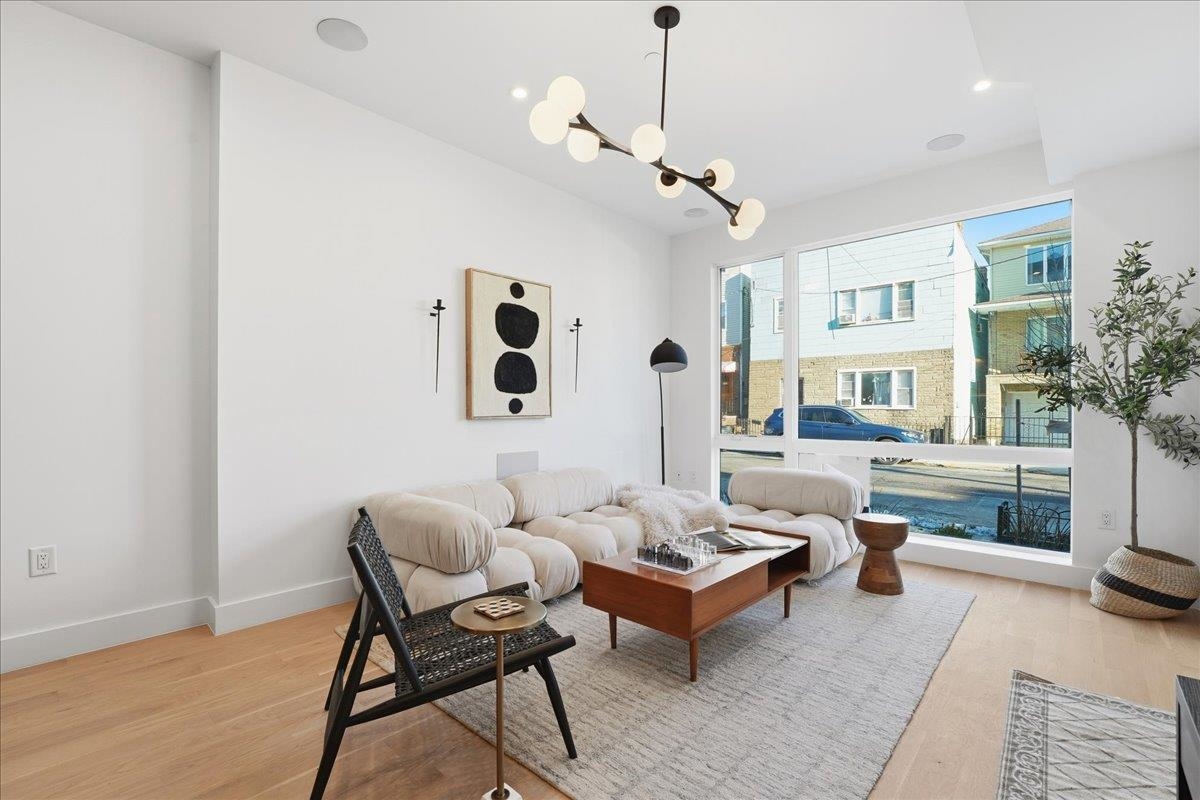 105 LAIDLAW AVE - Photo 3