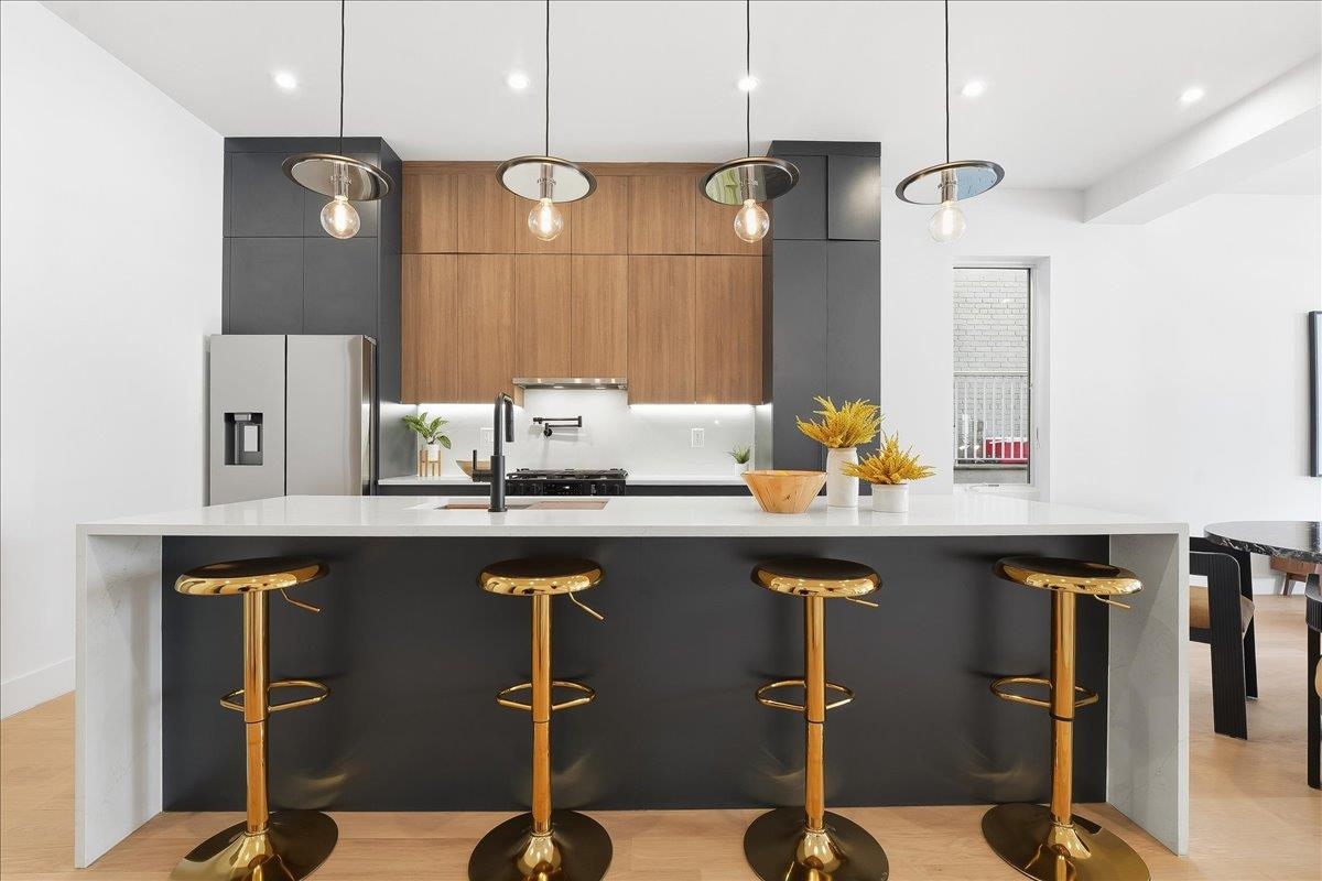 105 LAIDLAW AVE - Photo 1