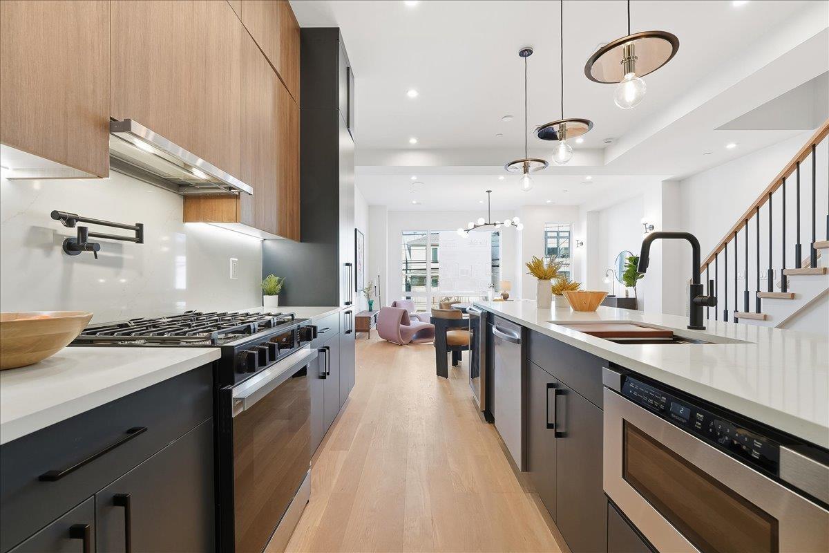 105 LAIDLAW AVE - Photo 2