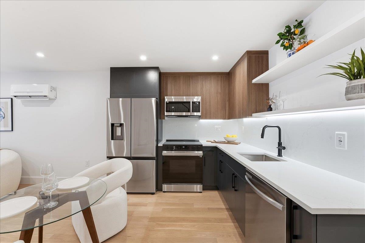 105 LAIDLAW AVE - Photo 2