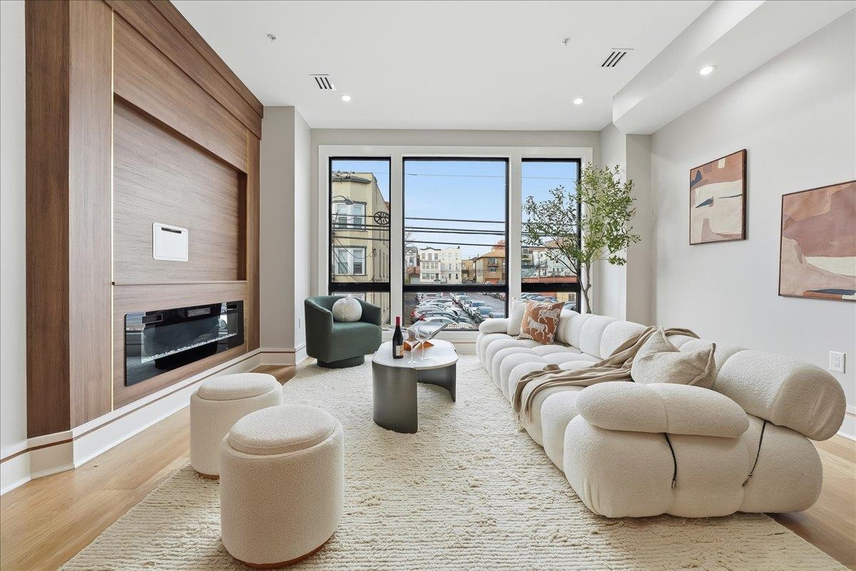 134 HANCOCK AVE - Photo 2