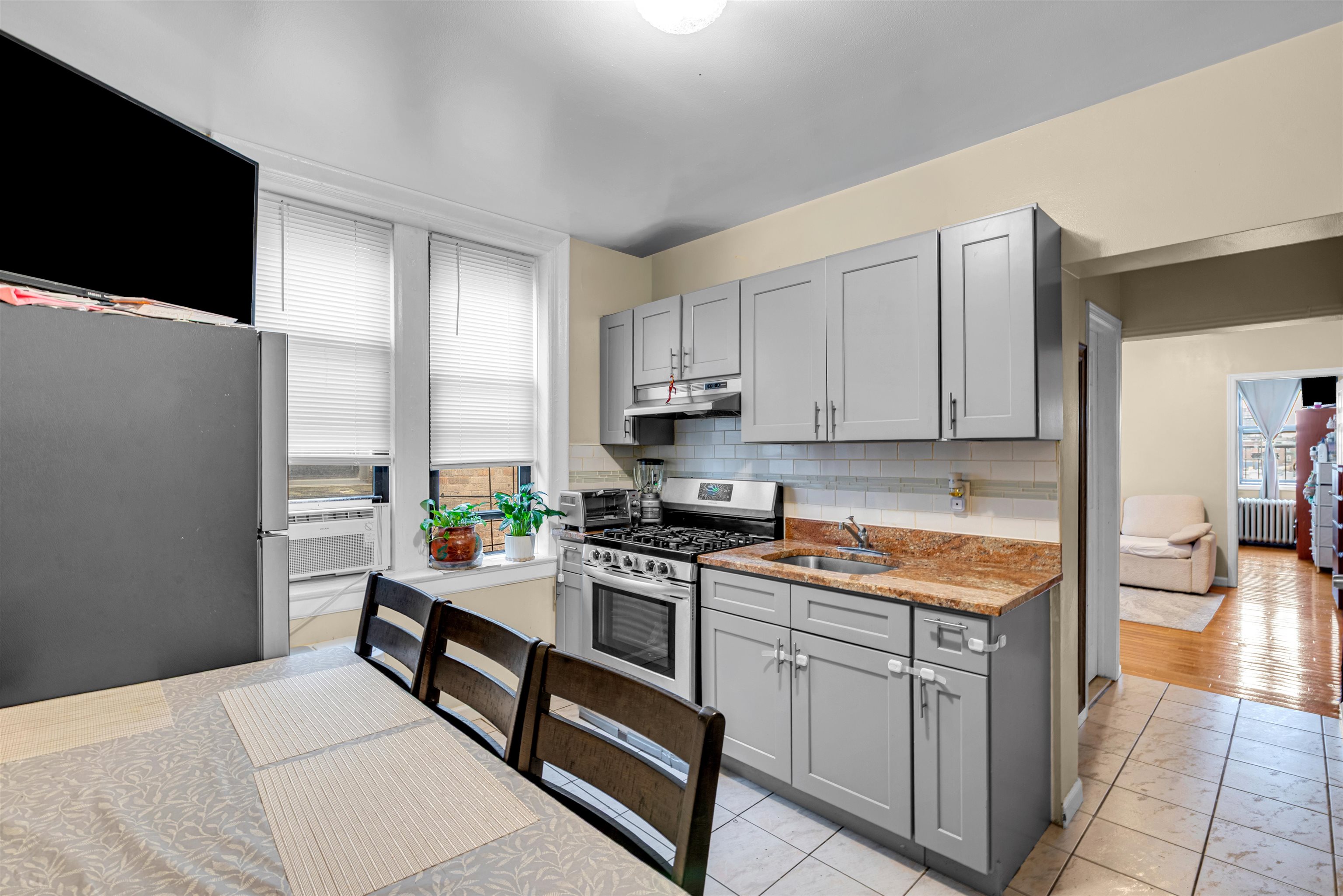 527-529 34TH ST - Photo 1