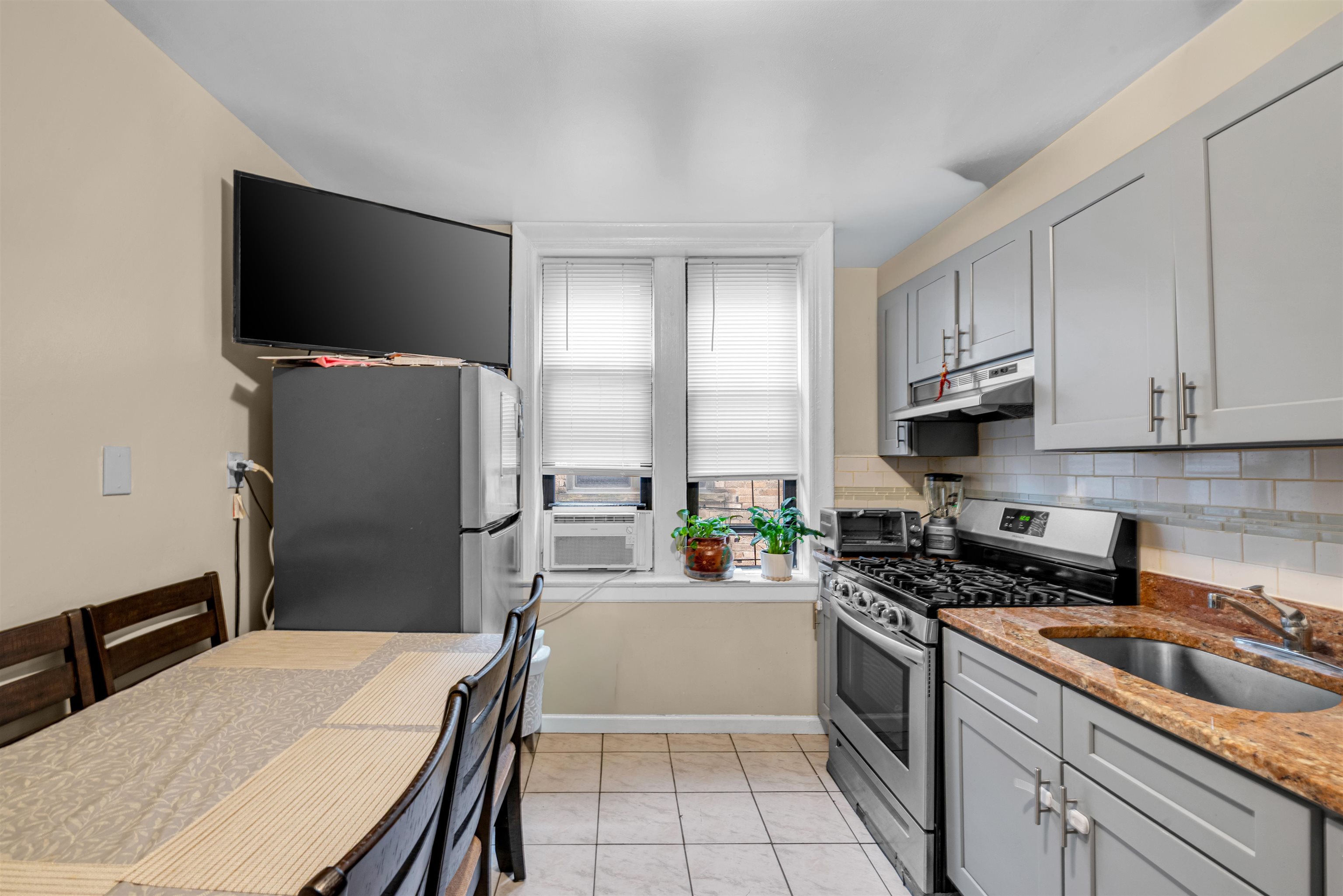 527-529 34TH ST - Photo 2