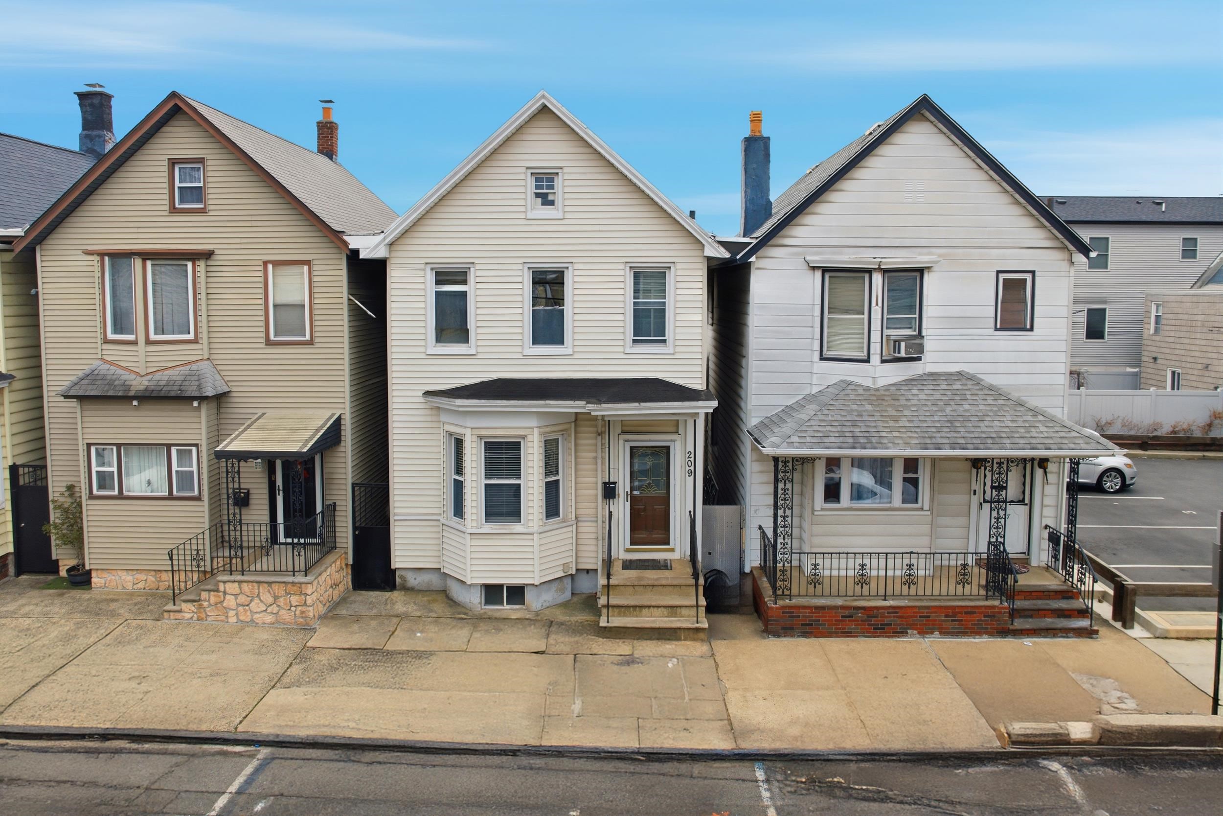 209 HAMILTON ST - Photo 2