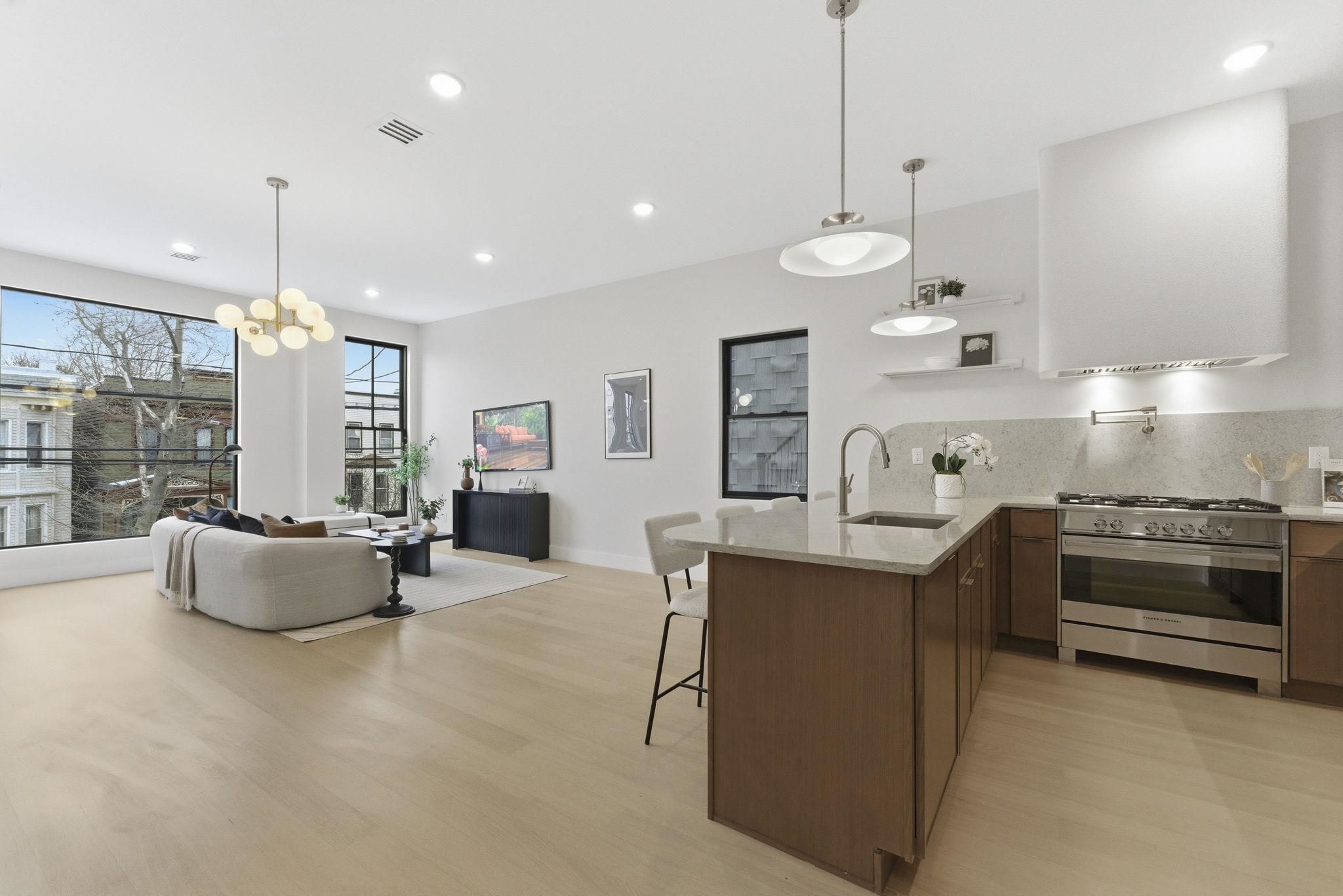 65 RESERVOIR AVE - Photo 3