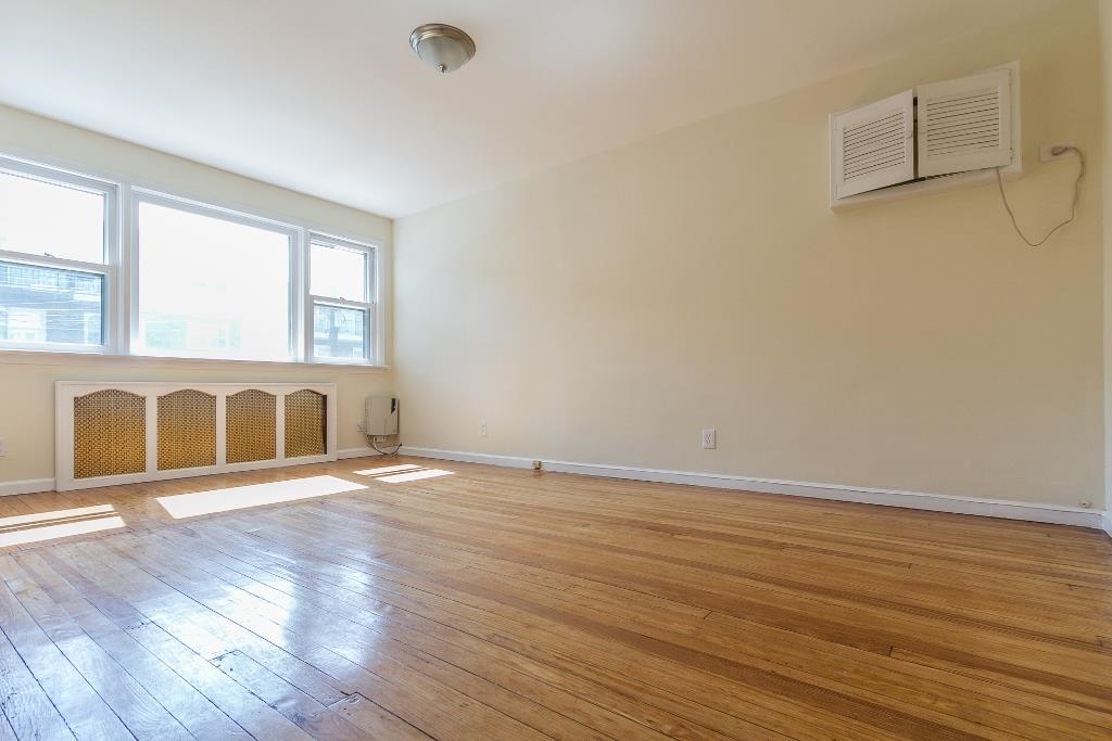 306 NEPTUNE AVE - Photo 2