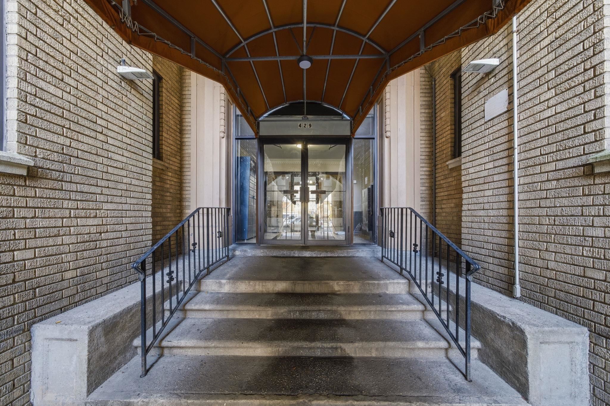 429 FAIRMOUNT AVE - Photo 2