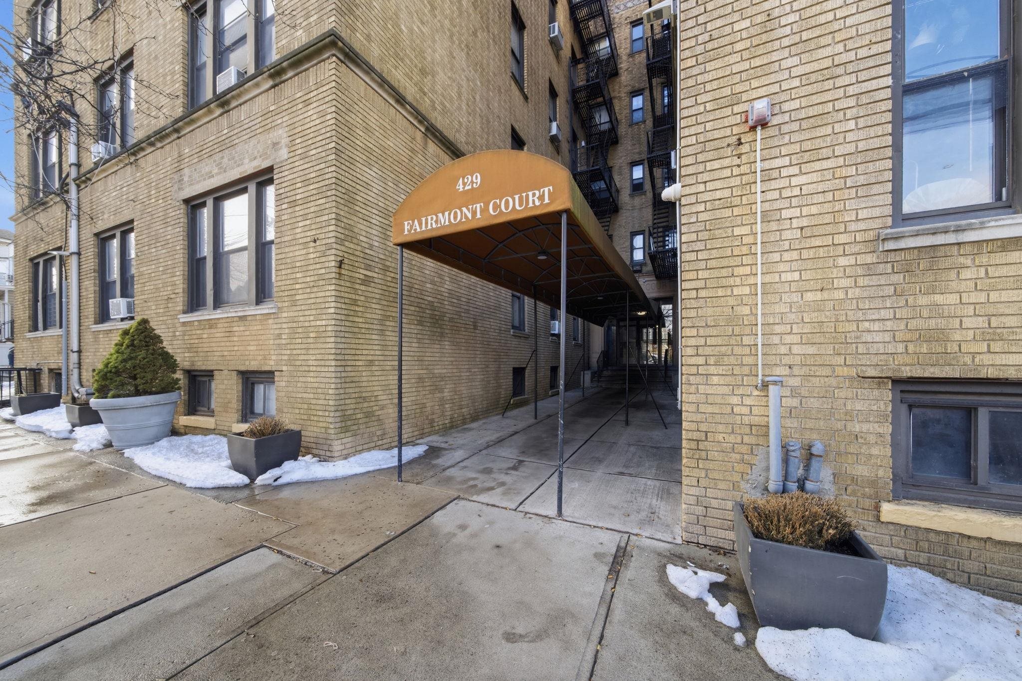 429 FAIRMOUNT AVE - Photo 3