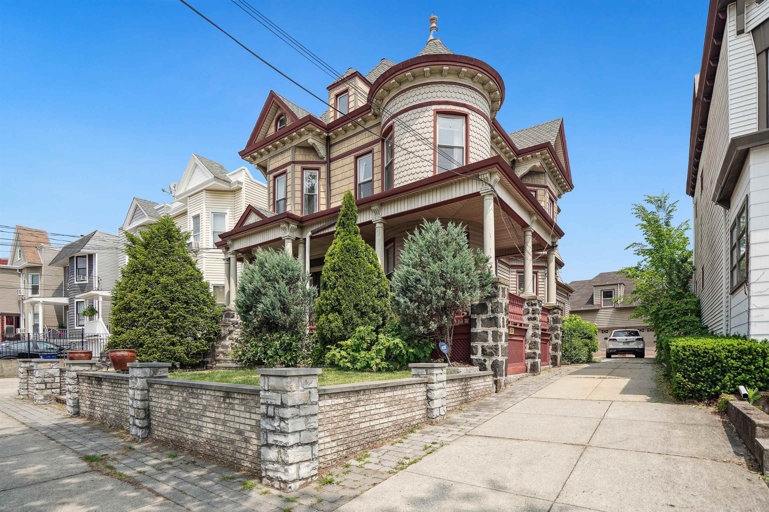 26 CARLTON AVE - Photo 2