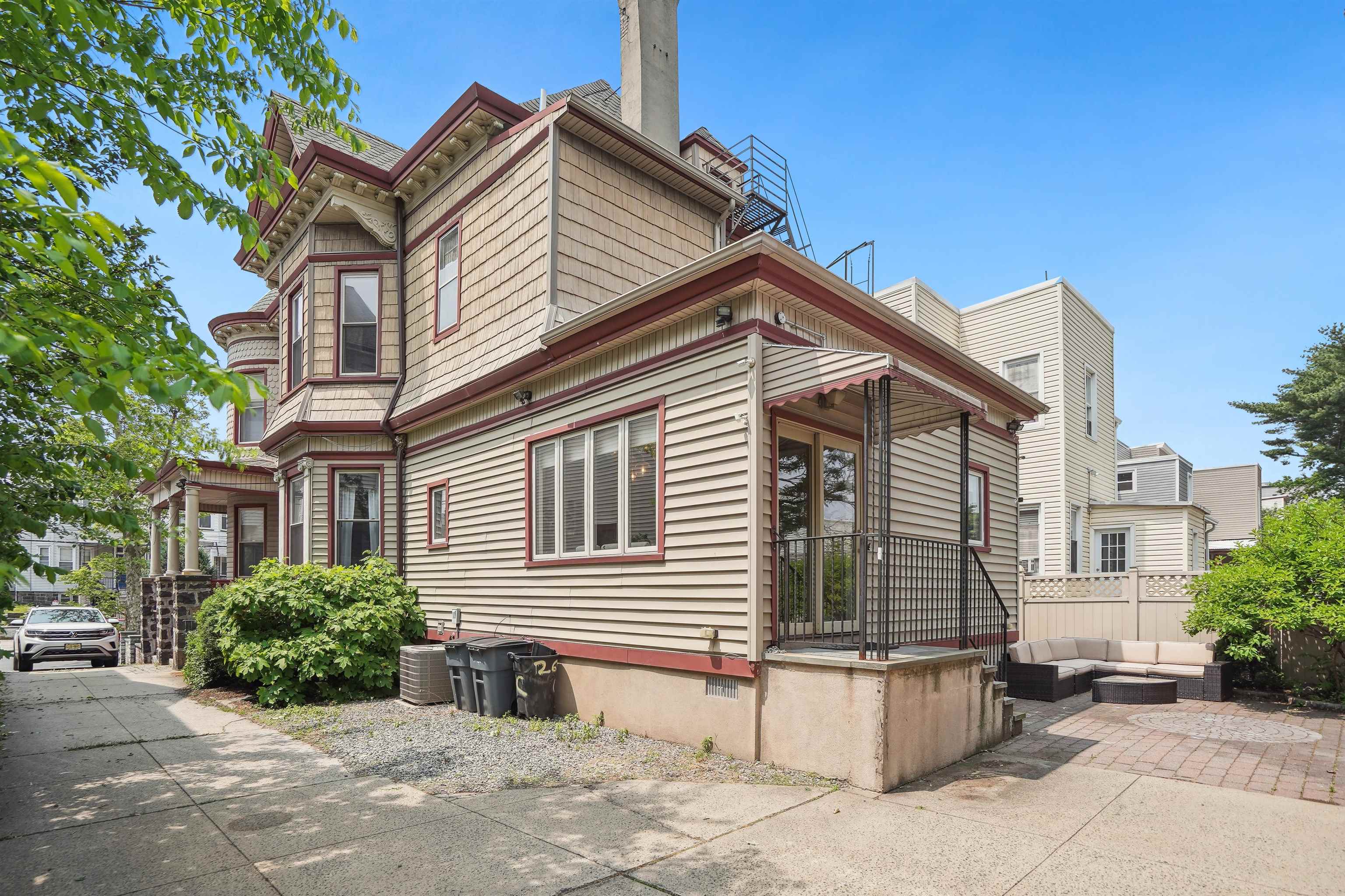 26 CARLTON AVE - Photo 4