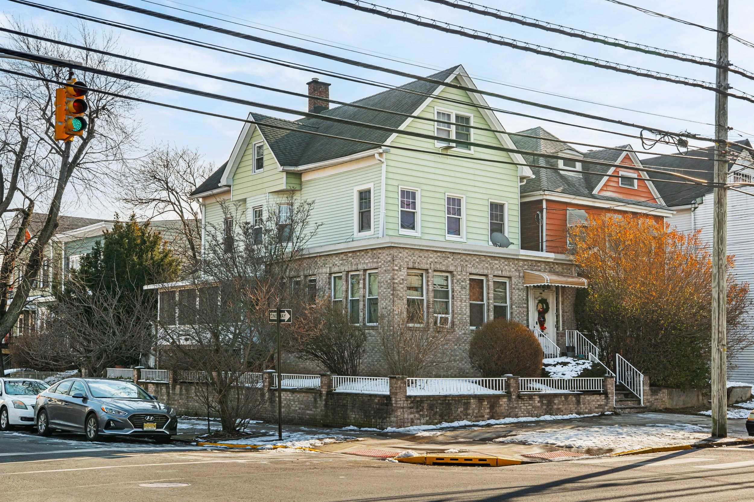 1074 AVENUE C - Photo 2