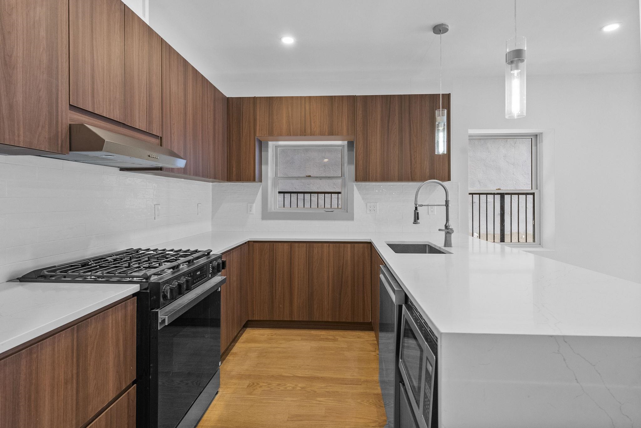 600 BRAMHALL AVE - Photo 2