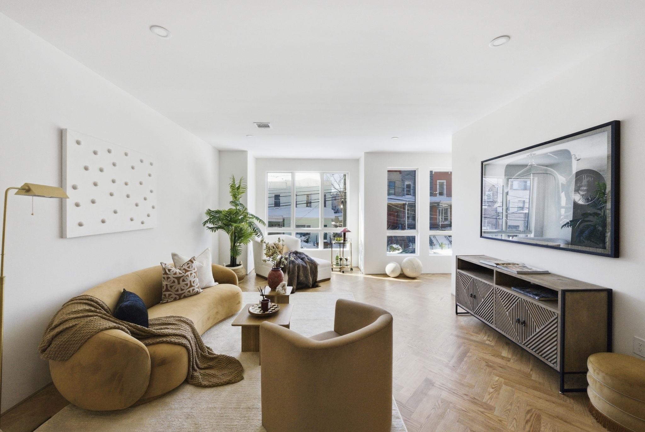 600 BRAMHALL AVE - Photo 1