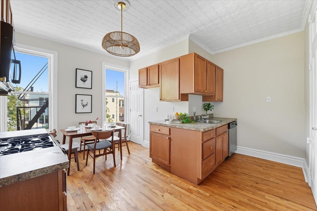 198 BOWERS ST - Photo 2