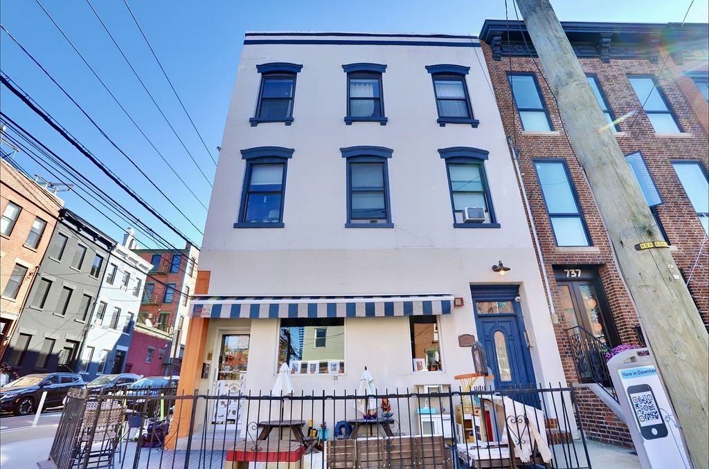 739 BLOOMFIELD ST - Photo 1