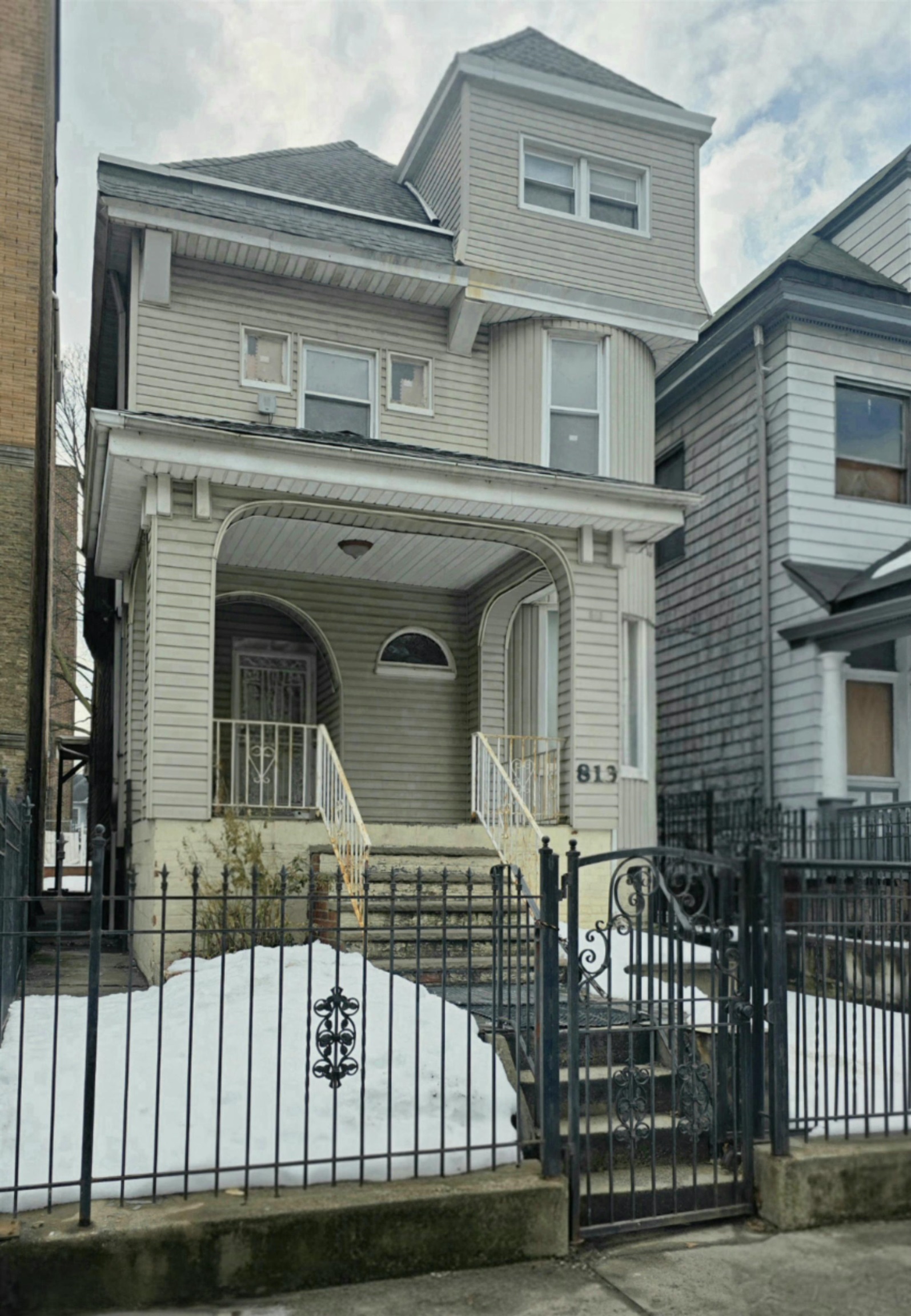 813 MONTGOMERY ST - Photo 1