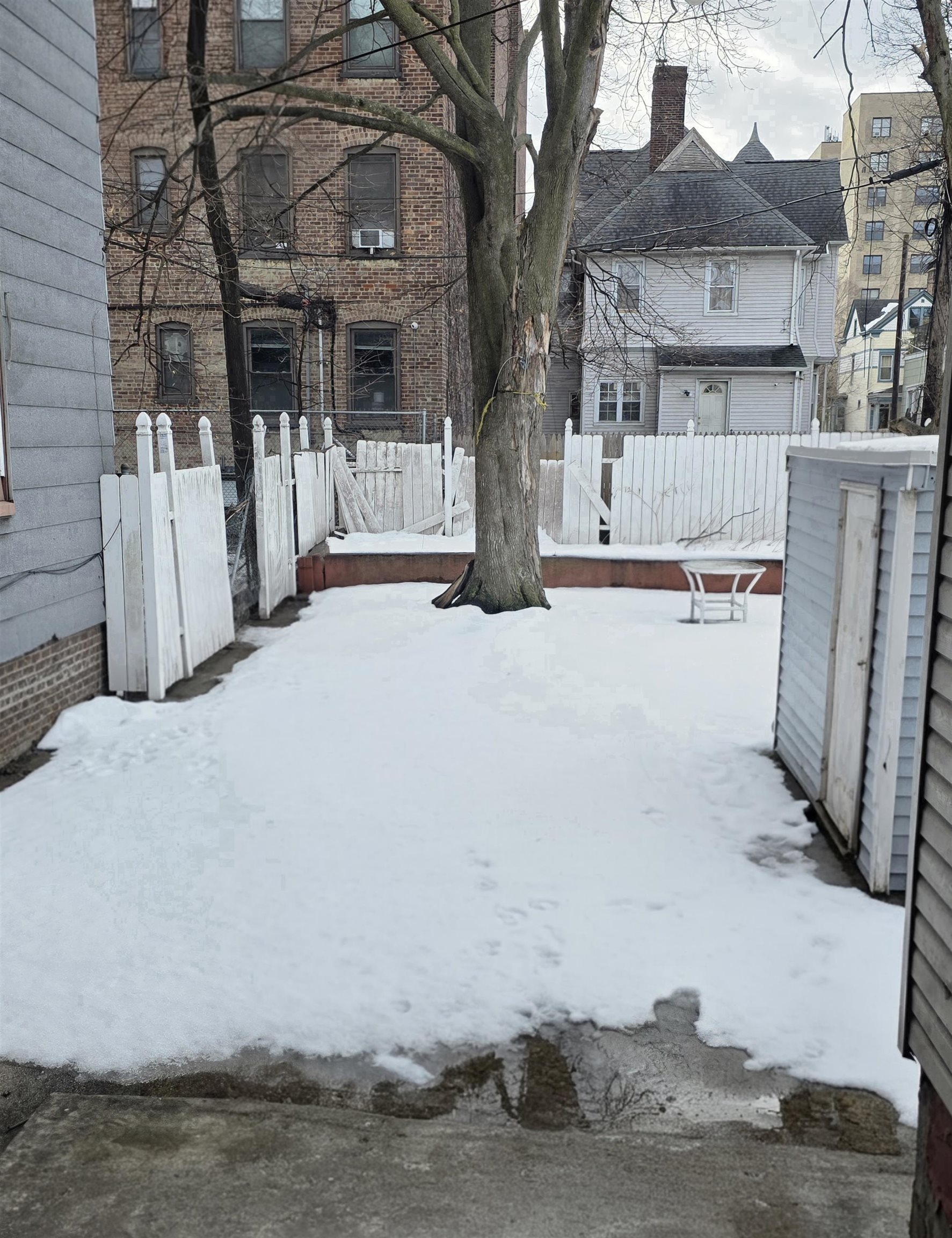 813 MONTGOMERY ST - Photo 2