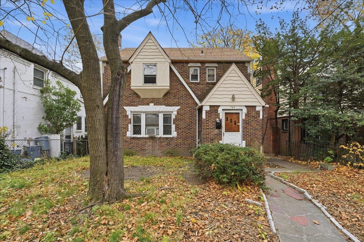 360 ARLINGTON AVE - Photo 1