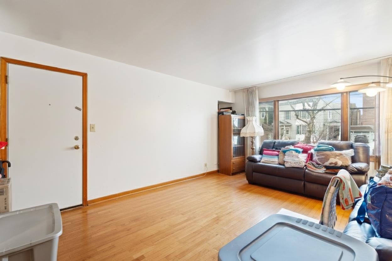 15 CARLTON AVE - Photo 2