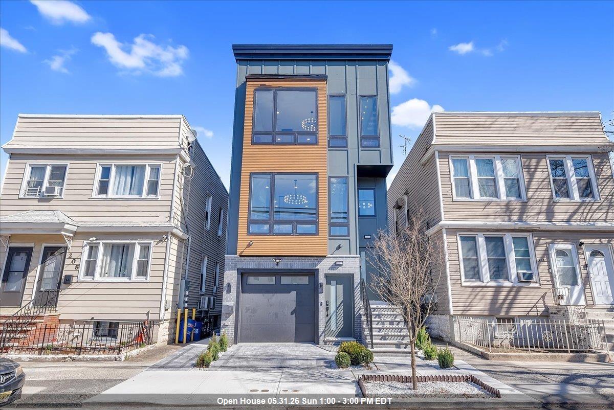 206 CLENDENNY AVE - Photo 1