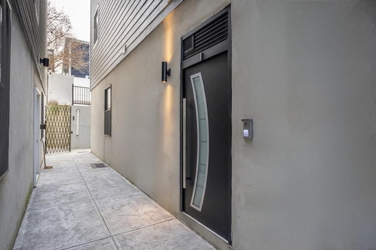 24 ROMAINE AVE #A1