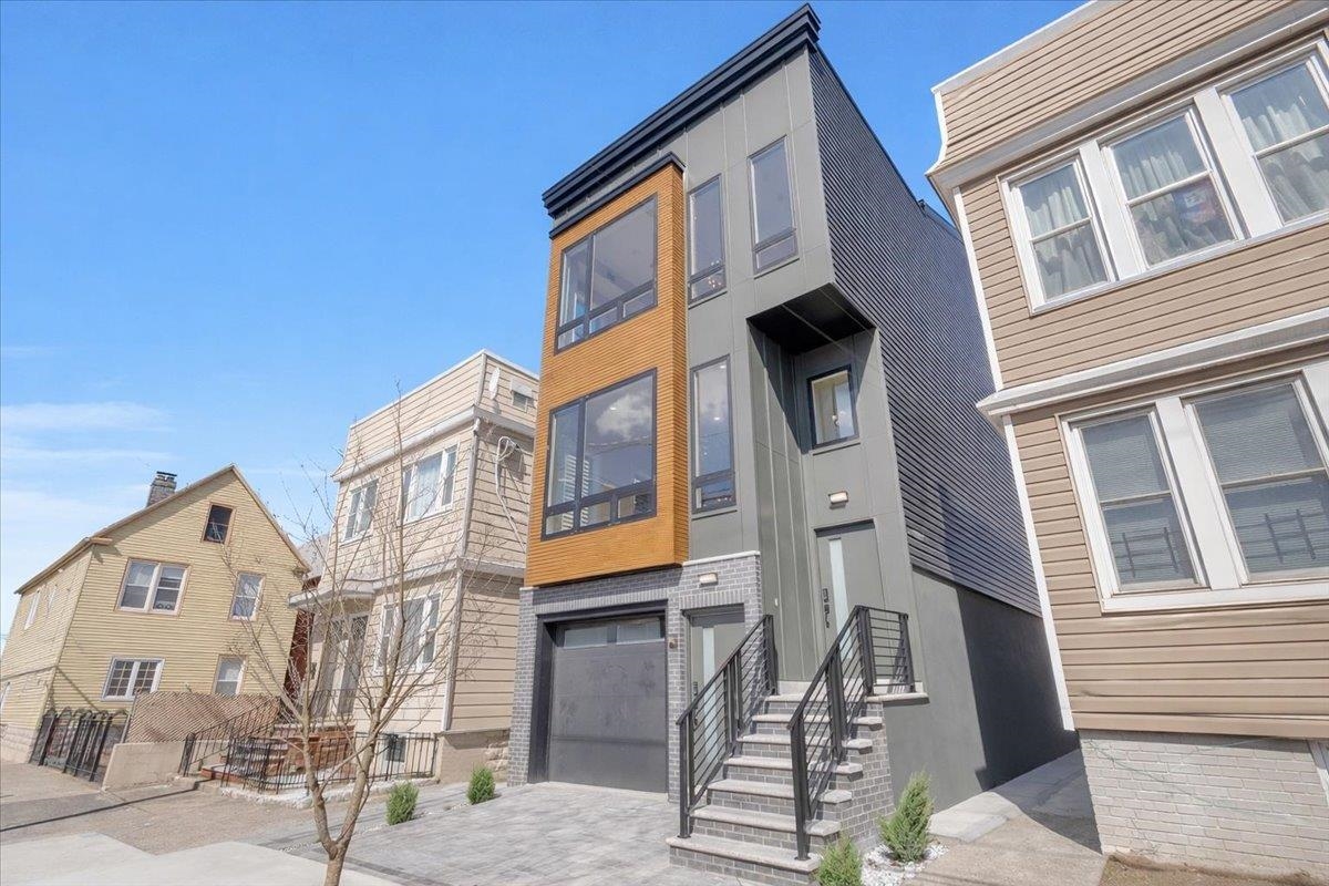 206 CLENDENNY AVE - Photo 2