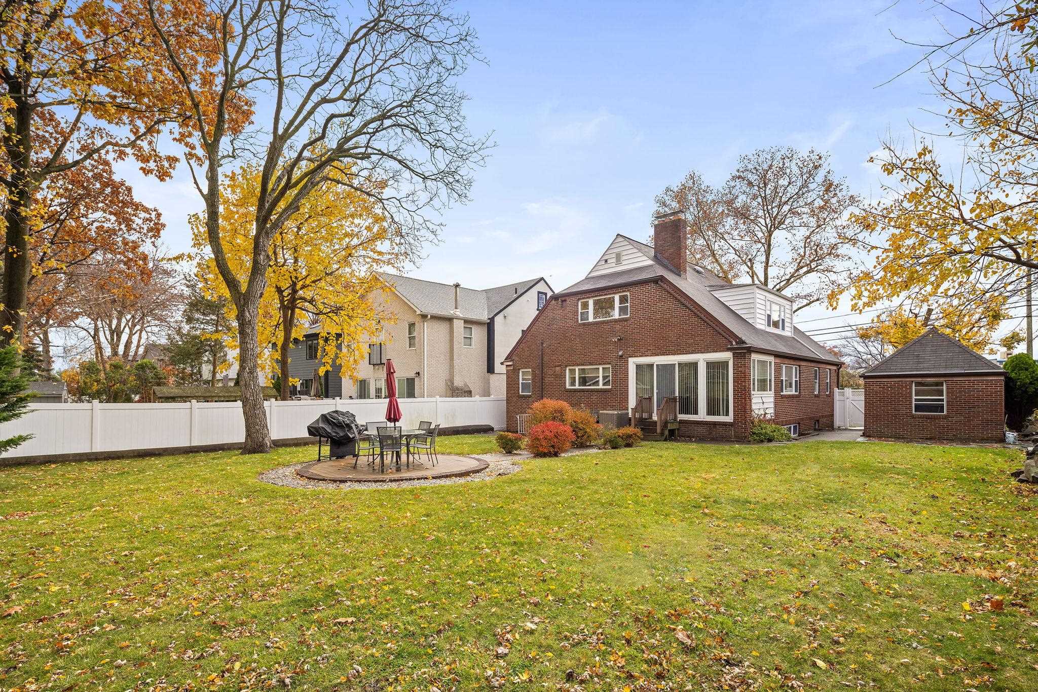 97 RIVERVIEW DR