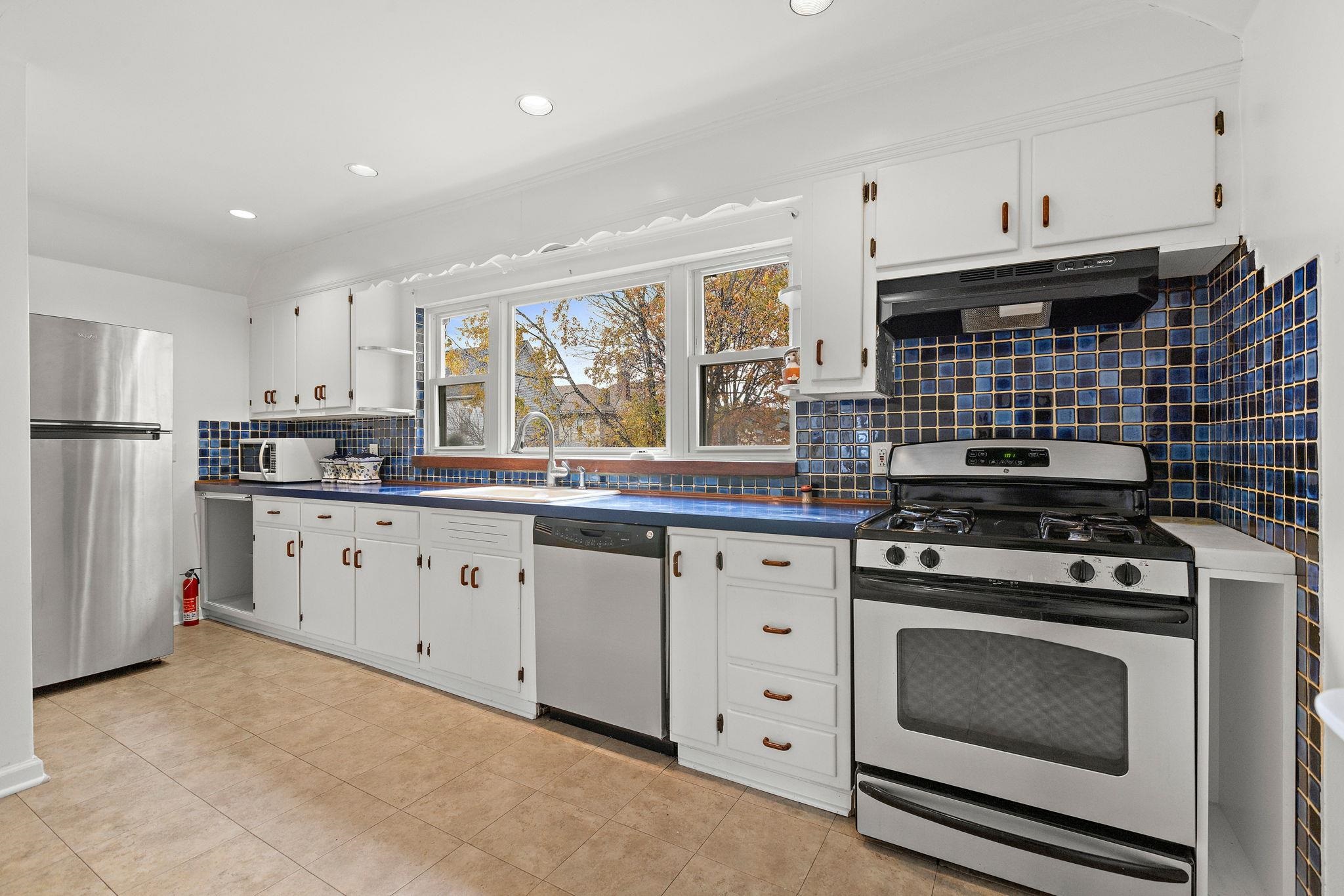 97 RIVERVIEW DR