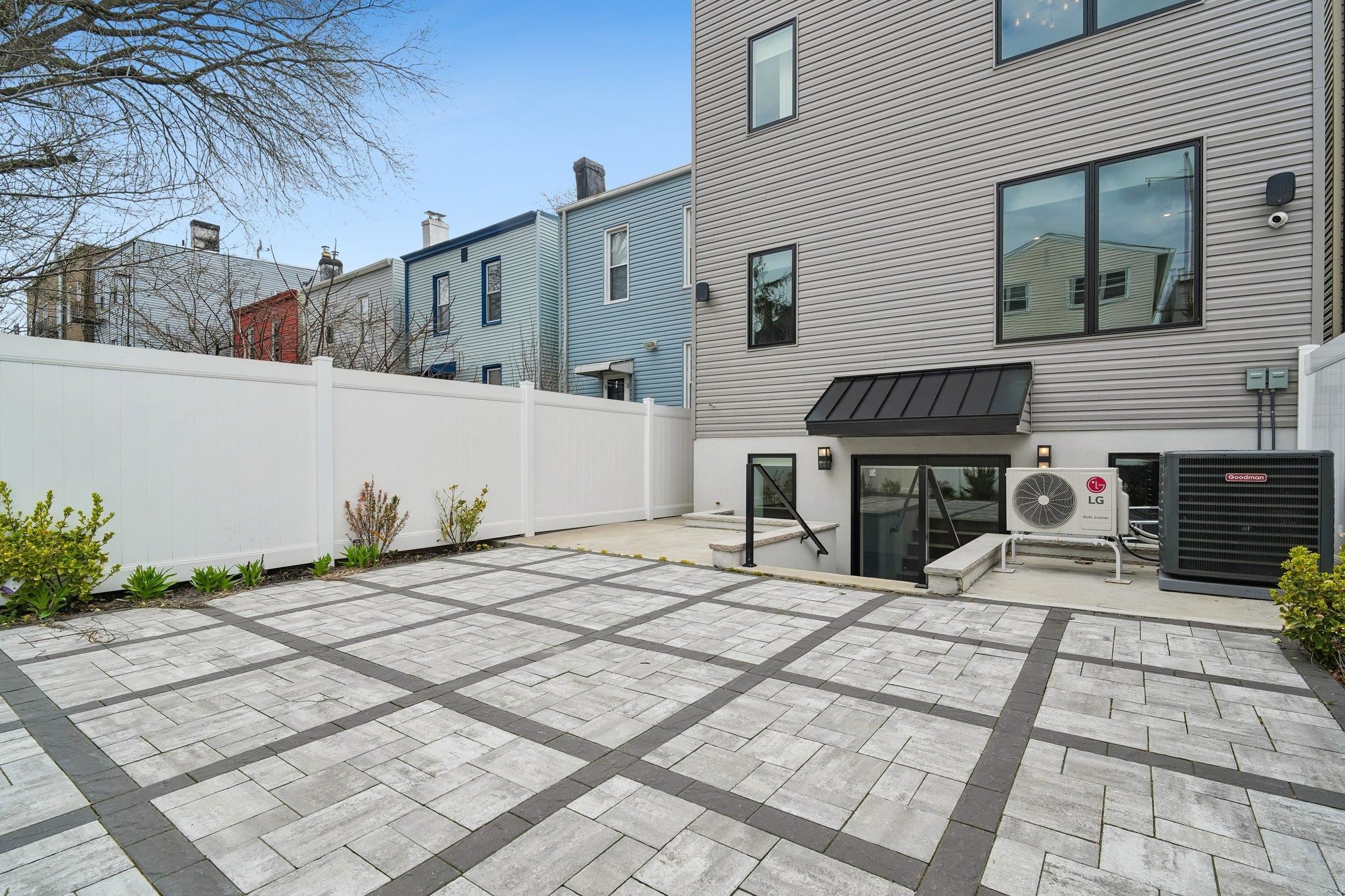252 BOWERS ST #1