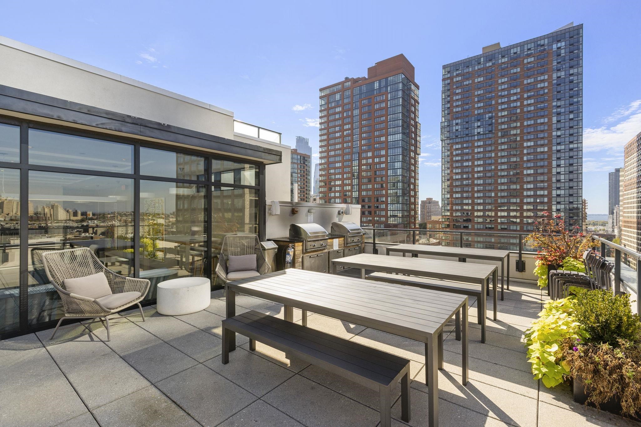 160 1ST ST #810