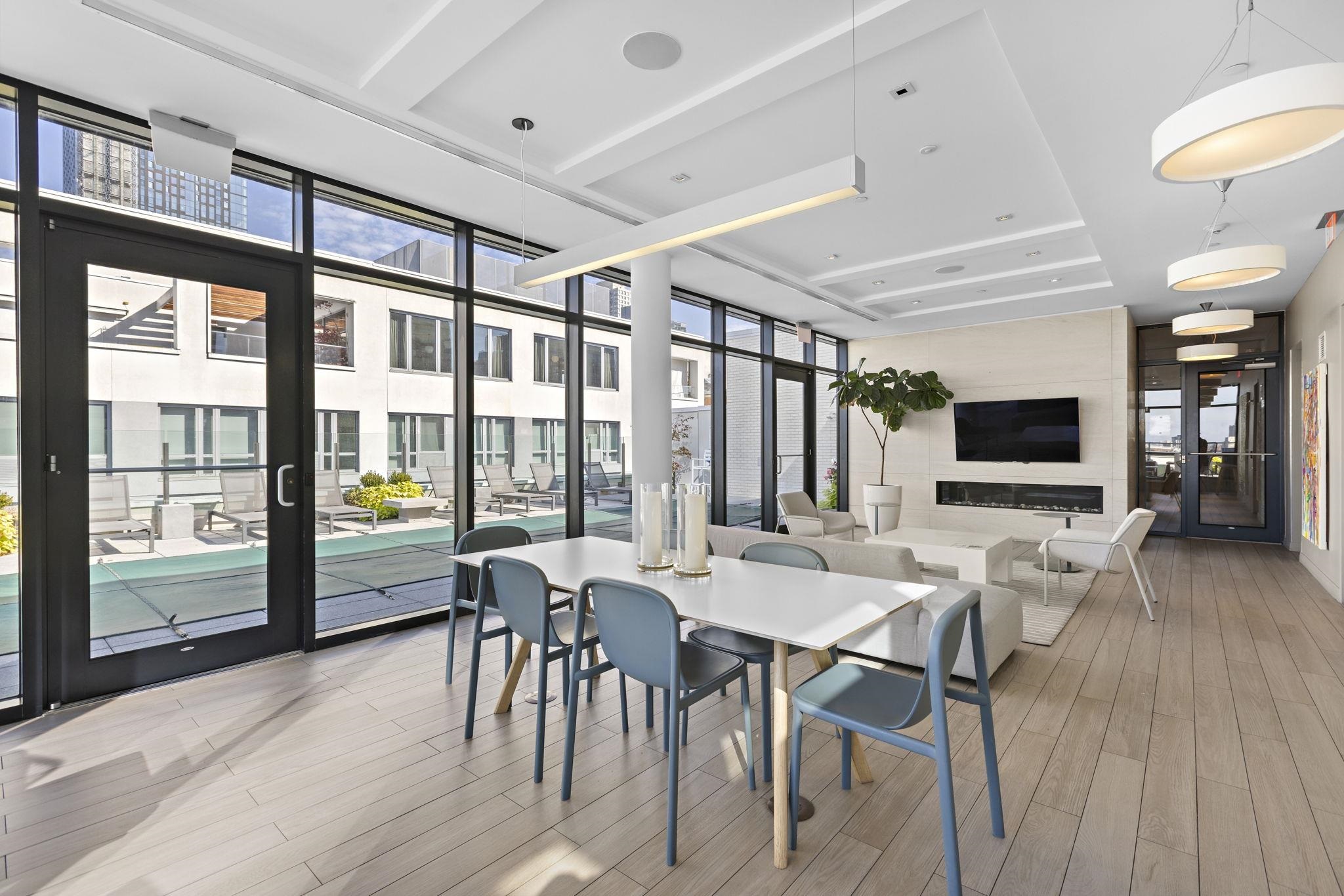 160 1ST ST #810
