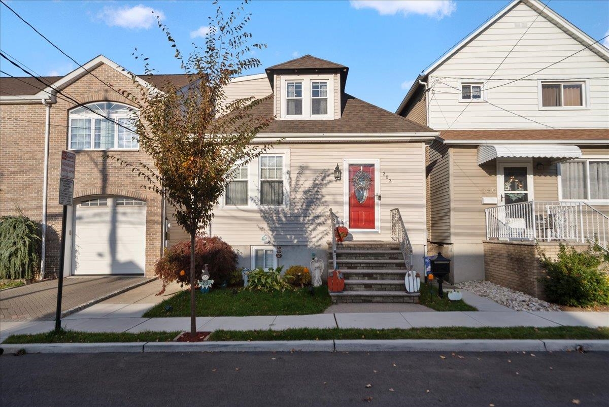 252 GRACE AVE