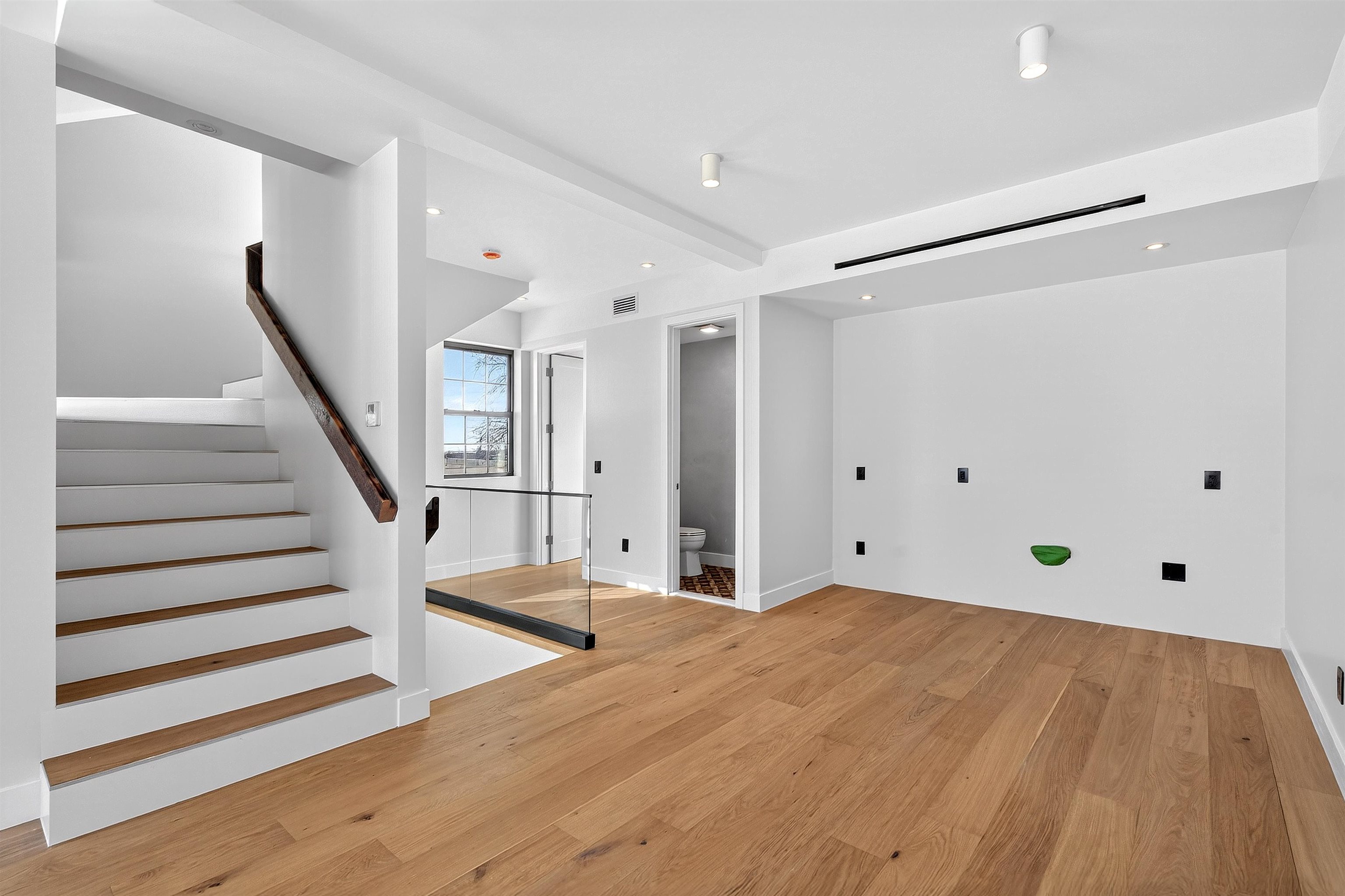 31 BAYVIEW AVE - Photo 5